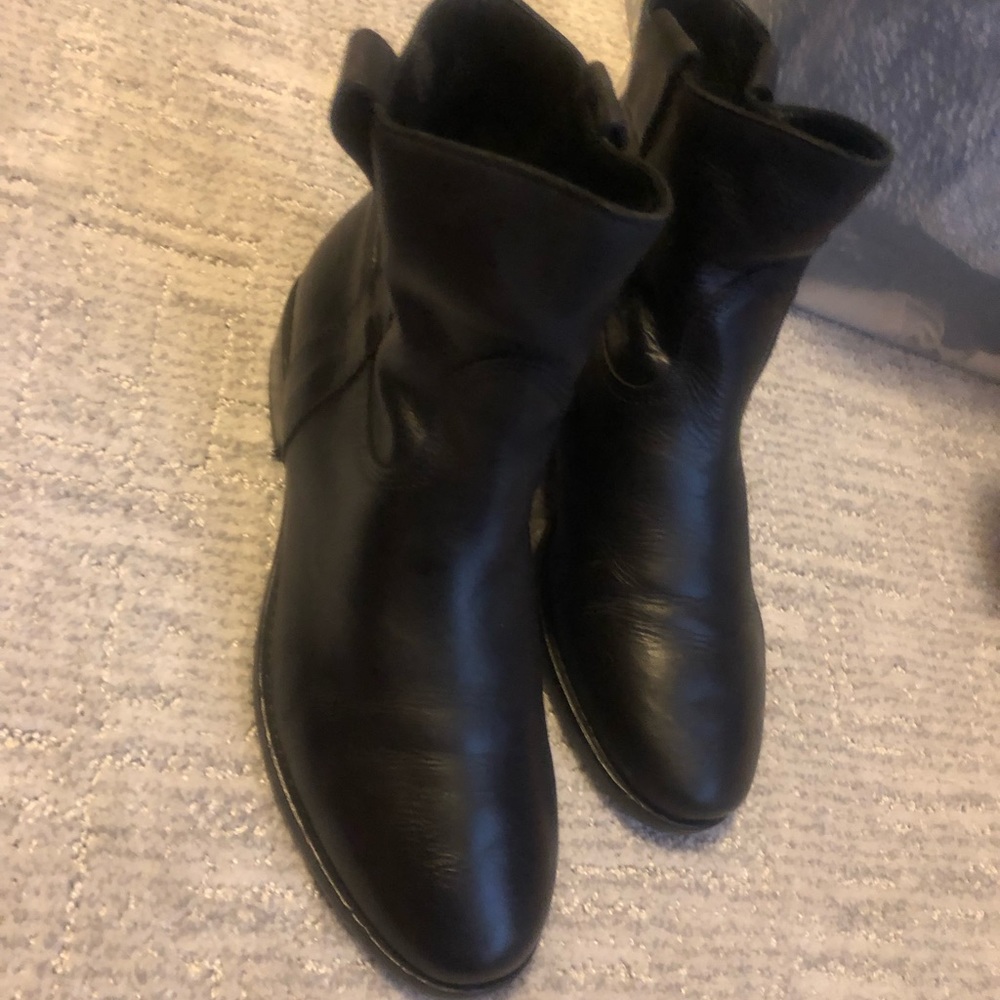 Barney’s Boots - Picture 2 of 4
